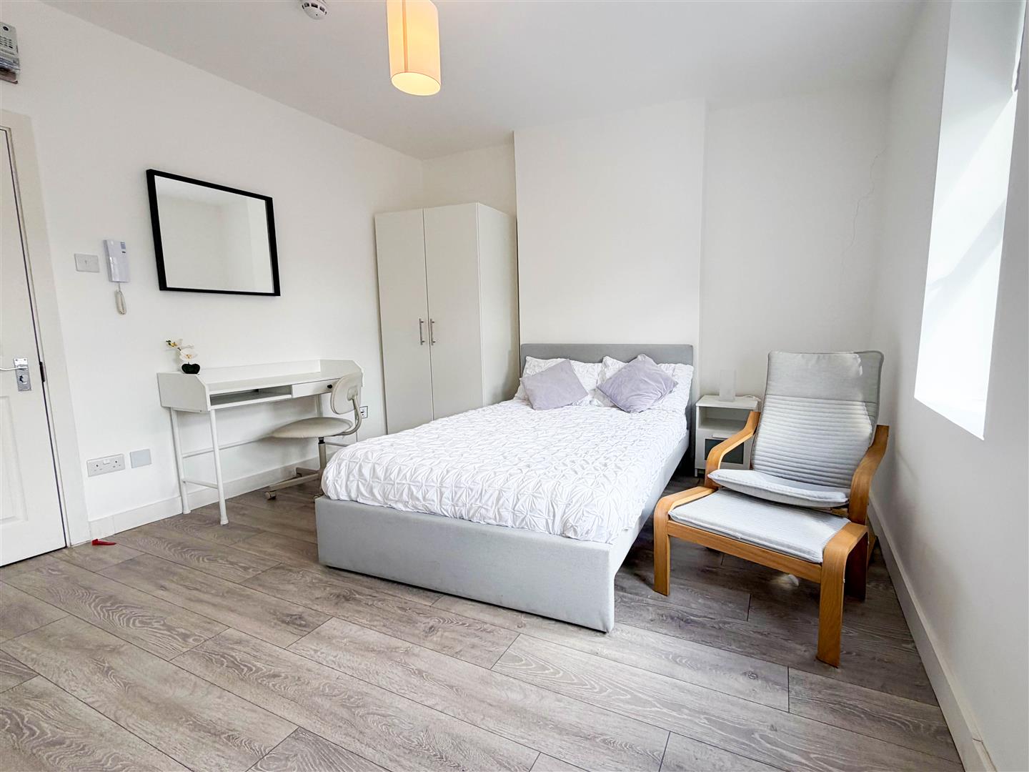 1 bed property in 42 St. Mary's Road, London